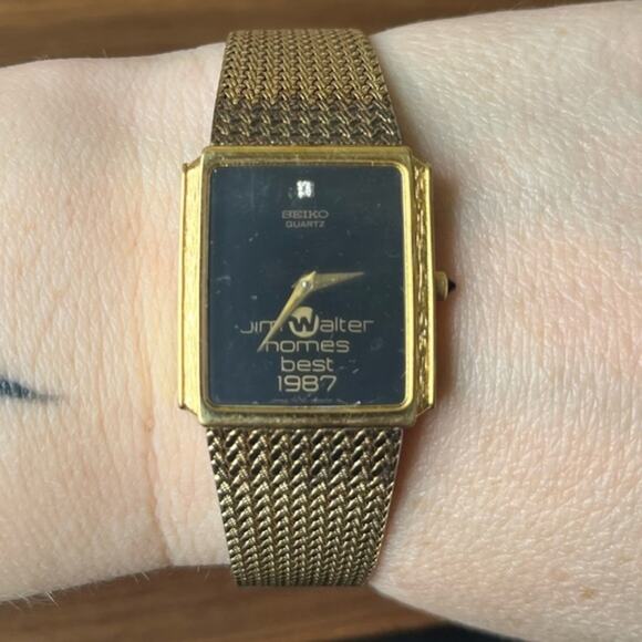 Vintage Gold Tone and Black Square Face Seiko Quartz Wrist Watch B3 - Picture 1 of 5